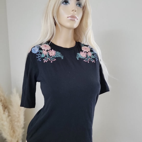 Embroidered floral tshirt. - Picture 2 of 8